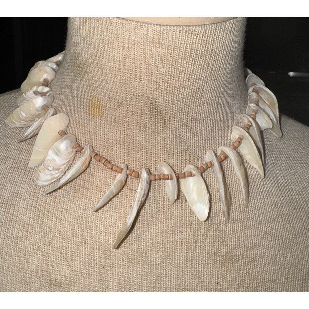 -NECKLACE Vintage 16.5" shell Choker, Screw Barrel Clasp